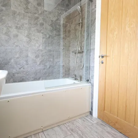 Luxury Stylish 3br House With Garden Parking Near Cribbs And M5 By Goldenhoursstay