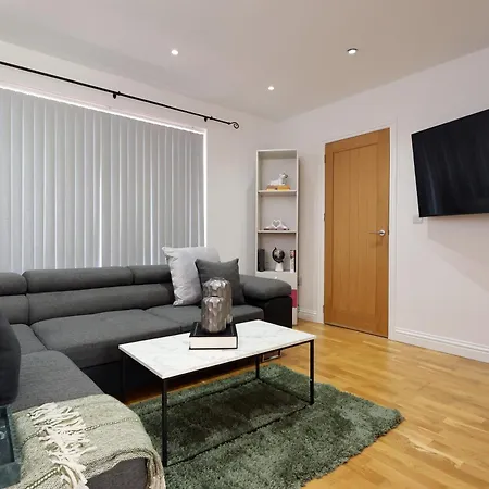Luxury Stylish 3br House With Garden Parking Near Cribbs And M5 By Goldenhoursstay *