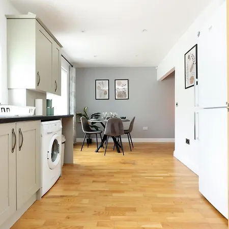 Luxury Stylish 3br House With Garden Parking Near Cribbs And M5 By Goldenhoursstay