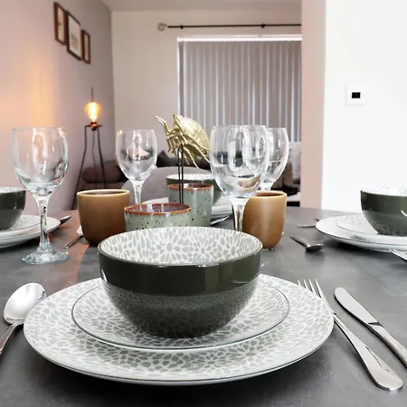 Luxury Stylish 3br House With Garden Parking Near Cribbs And M5 By Goldenhoursstay
